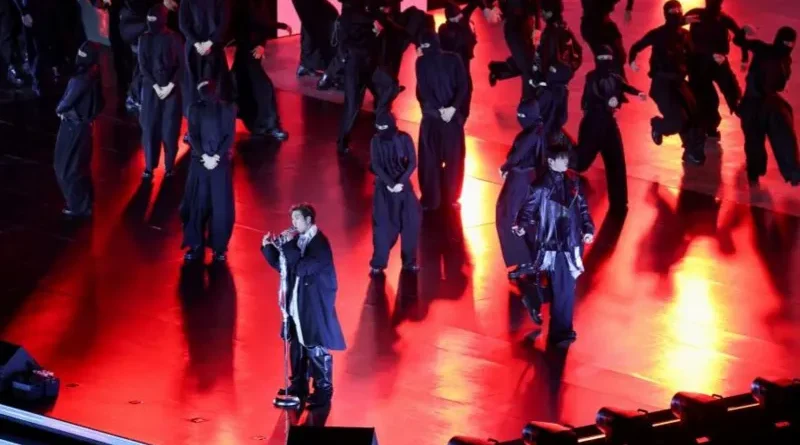 BTS performing under the Gwanghwamun triumphal arch;BTS Gwanghwamun comeback;MediaXTrand; A sea of purple lightsticks in central Seoul; The Netflix live-stream interface for BTS Return.